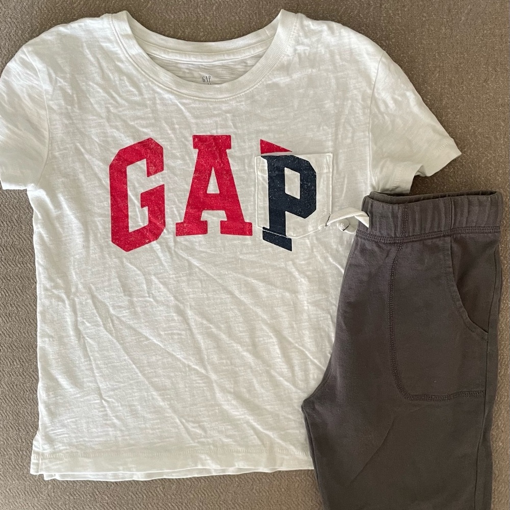 GAP KIDS LOGO T-SHIRTS & CARTER’S SHORTS SET